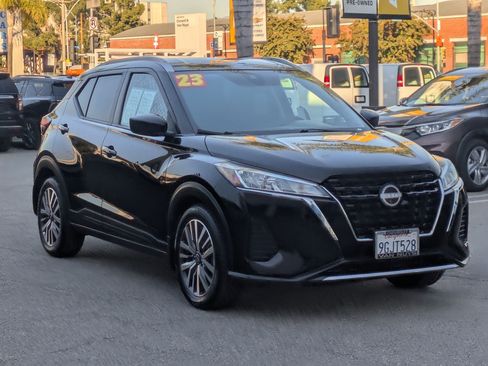 Used 2023 Nissan Kicks SV image 3