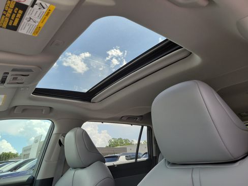 Used 2024 Toyota Highlander XLE FWD image 8