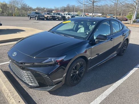 Used 2025 Toyota Camry SE image 1