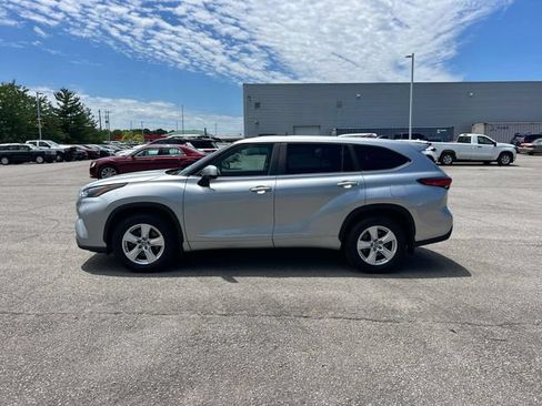 Used 2023 Toyota Highlander LE AWD/4WD image 7