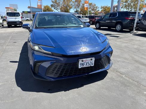 Used 2025 Toyota Camry SE FWD image 5
