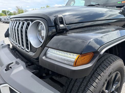 Used 2025 Jeep Wrangler Unlimited Sahara AWD/4WD image 11