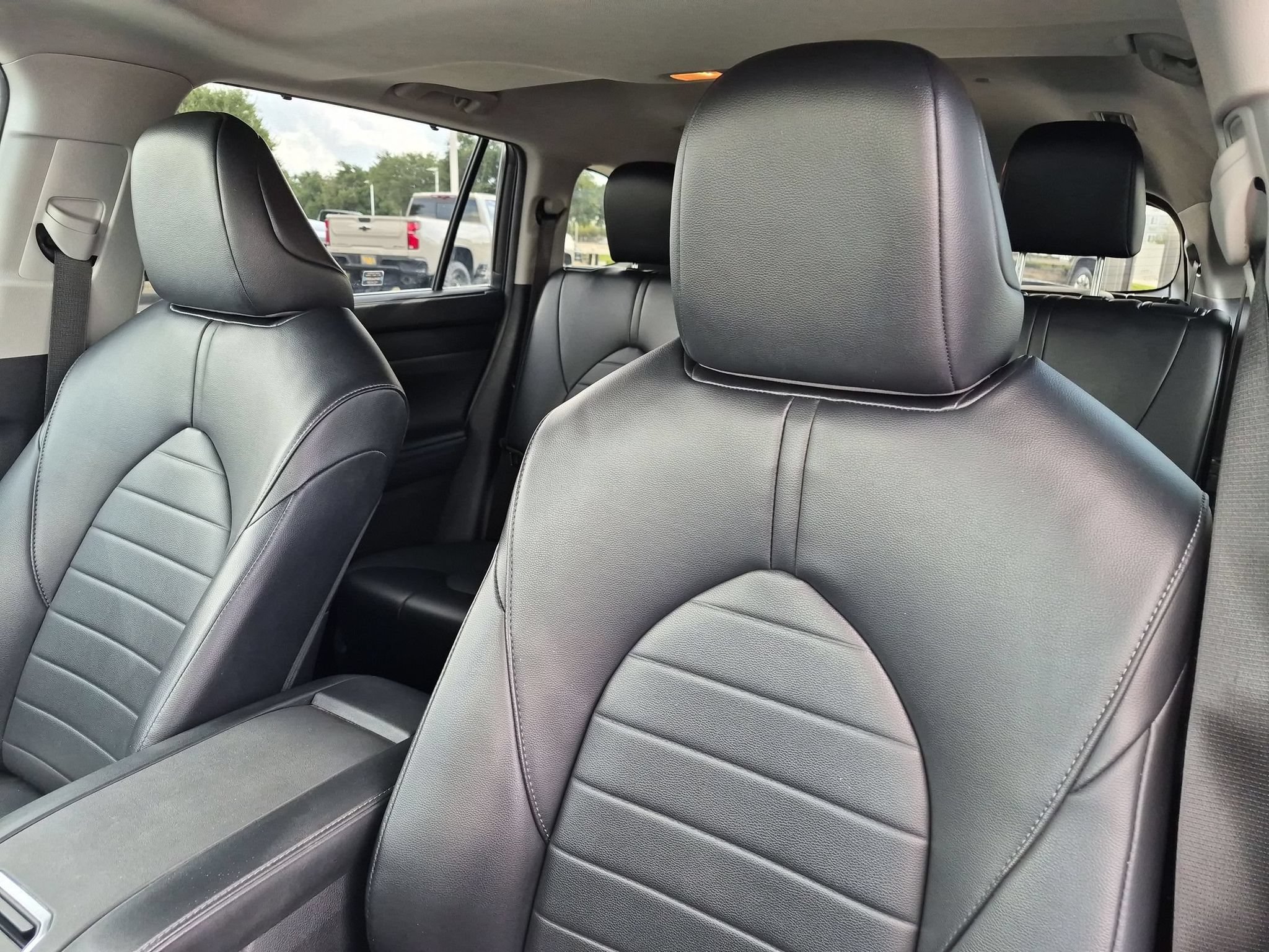 Used 2022 Toyota Highlander XLE FWD image 13