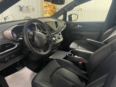 New 2026 Chrysler Pacifica Select image 9