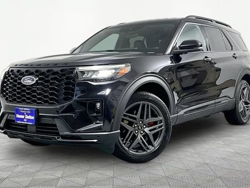 Used 2025 Ford Explorer ST-Line w/ ST-Line Street Pack AWD/4WD image 2