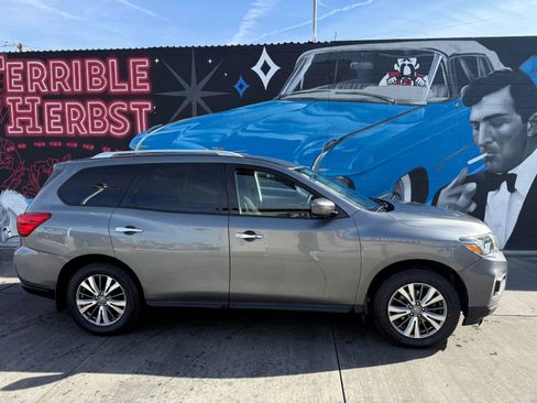 Used 2020 Nissan Pathfinder SV image 2
