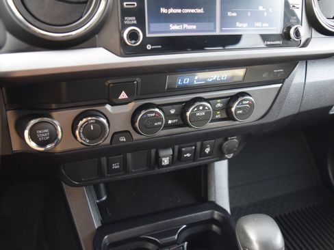 Used 2022 Toyota Tacoma TRD Off-Road AWD/4WD image 17