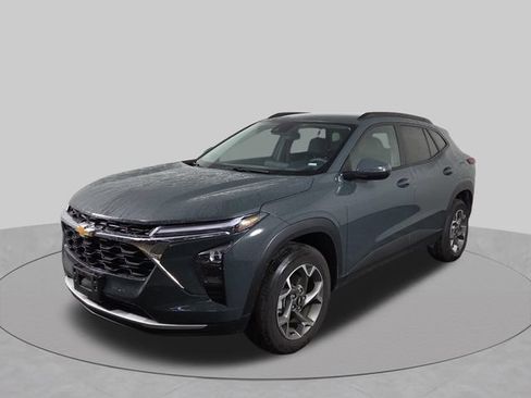 Used 2025 Chevrolet Trax LT FWD image 2