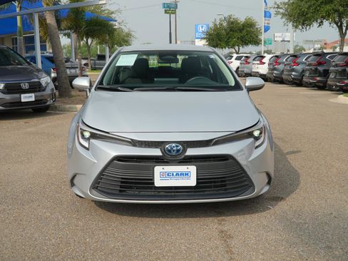 Used 2023 Toyota Corolla LE FWD image 2