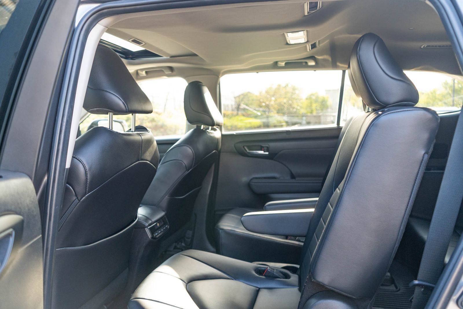 Used 2024 Toyota Highlander XLE AWD/4WD image 17