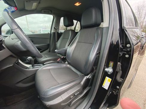 Used 2022 Chevrolet Trax LT w/ LT Convenience Package image 18