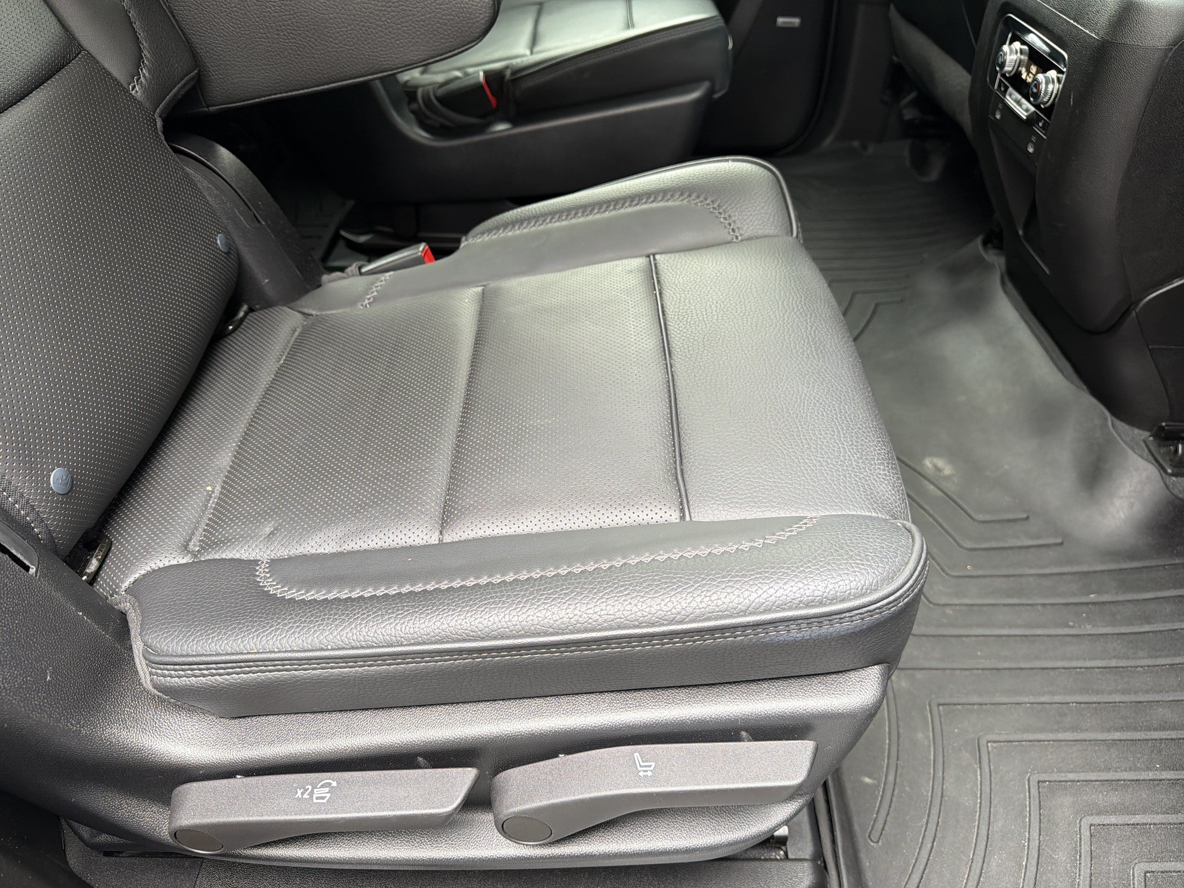 Used 2022 GMC Yukon Denali RWD image 41
