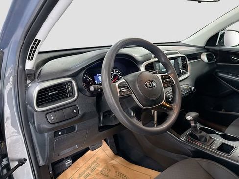 Used 2020 Kia Sorento LX image 10