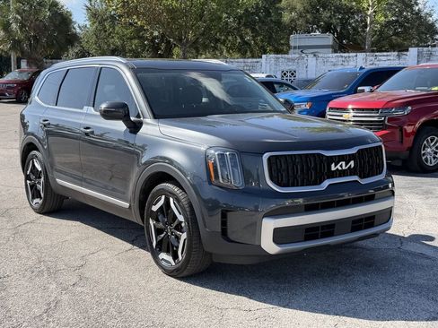 Certified 2024 Kia Telluride EX w/ EX Captain's Chair Package FWD image 2