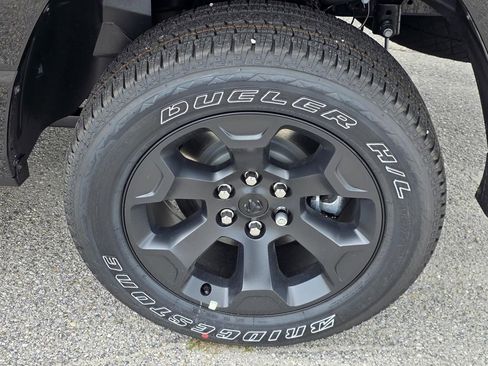 New 2026 RAM 1500 Express AWD/4WD image 32