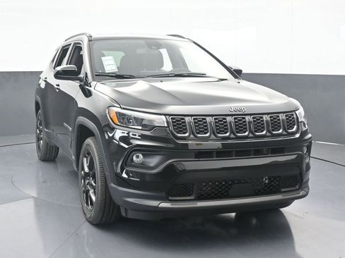 Used 2026 Jeep Compass Latitude AWD/4WD image 9