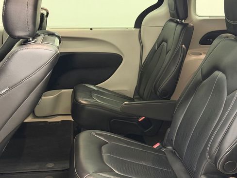 Used 2022 Chrysler Pacifica Touring-L w/ Uconnect Theater Family Group image 22