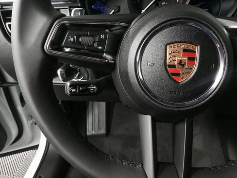 Certified 2025 Porsche Macan image 10