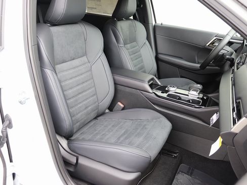 New 2025 Mitsubishi Outlander SE image 11