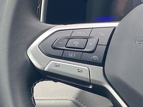 Used 2025 Volkswagen Taos SE image 6