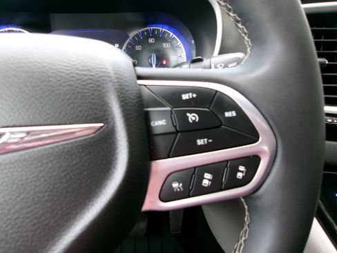 Used 2024 Chrysler Pacifica Touring-L FWD image 12
