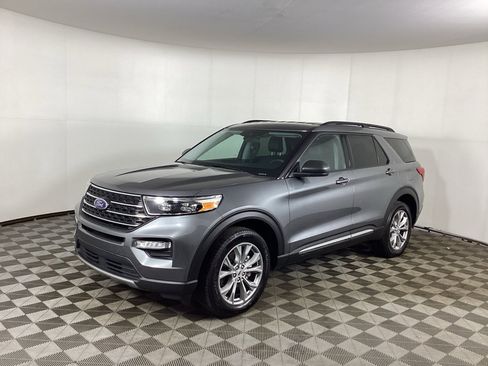 Used 2023 Ford Explorer XLT w/ Equipment Group 202A AWD/4WD image 5