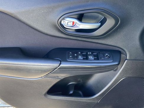 Used 2016 Jeep Cherokee Latitude w/ Comfort/Convenience Group image 16