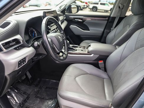 Certified 2021 Toyota Highlander Platinum FWD image 18
