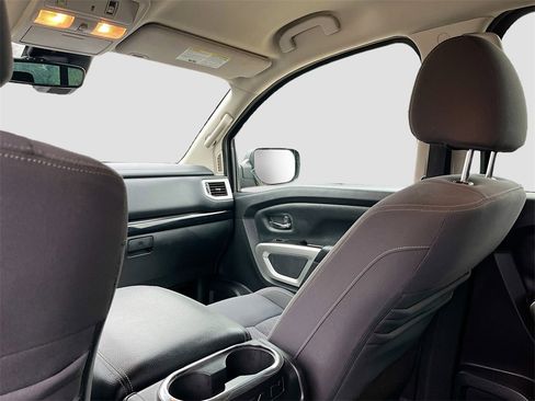 Used 2021 Nissan Titan SV w/ SV Convenience Package image 22
