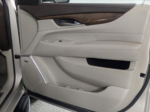 Used 2017 Cadillac Escalade ESV Luxury image 26