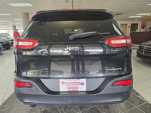 Used 2016 Jeep Cherokee Sport image 5
