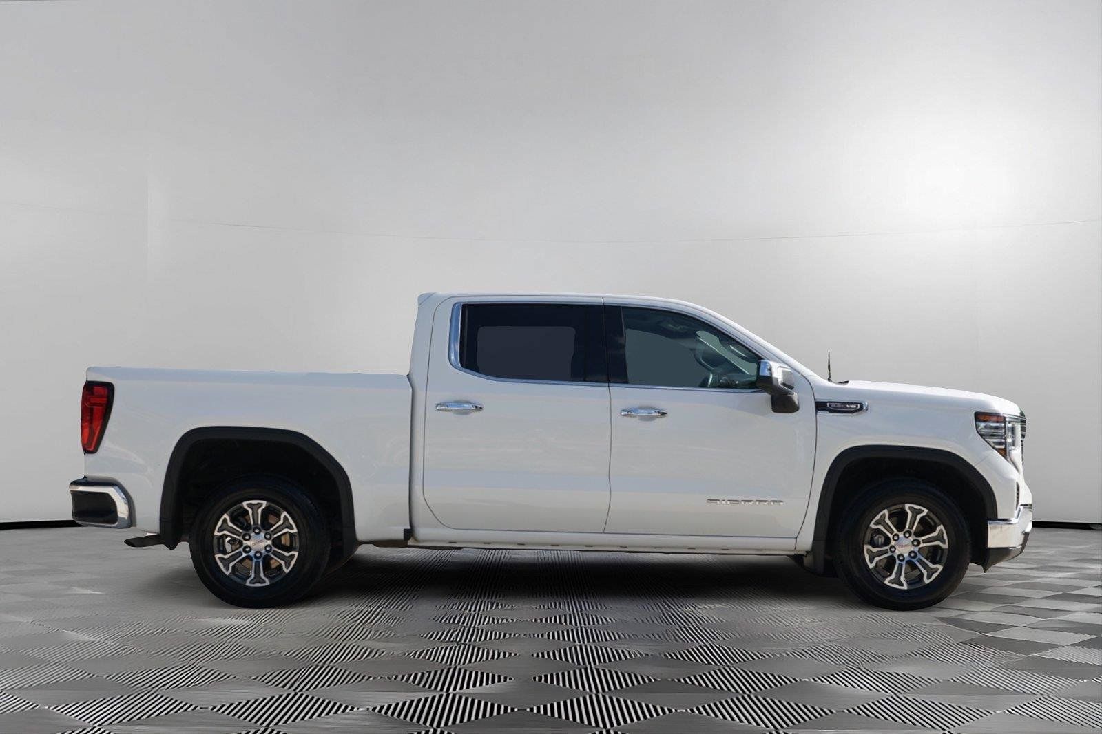 Used 2025 GMC Sierra 1500 SLT RWD image 4