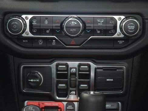 Used 2025 Jeep Wrangler Rubicon w/ Technology Group image 34