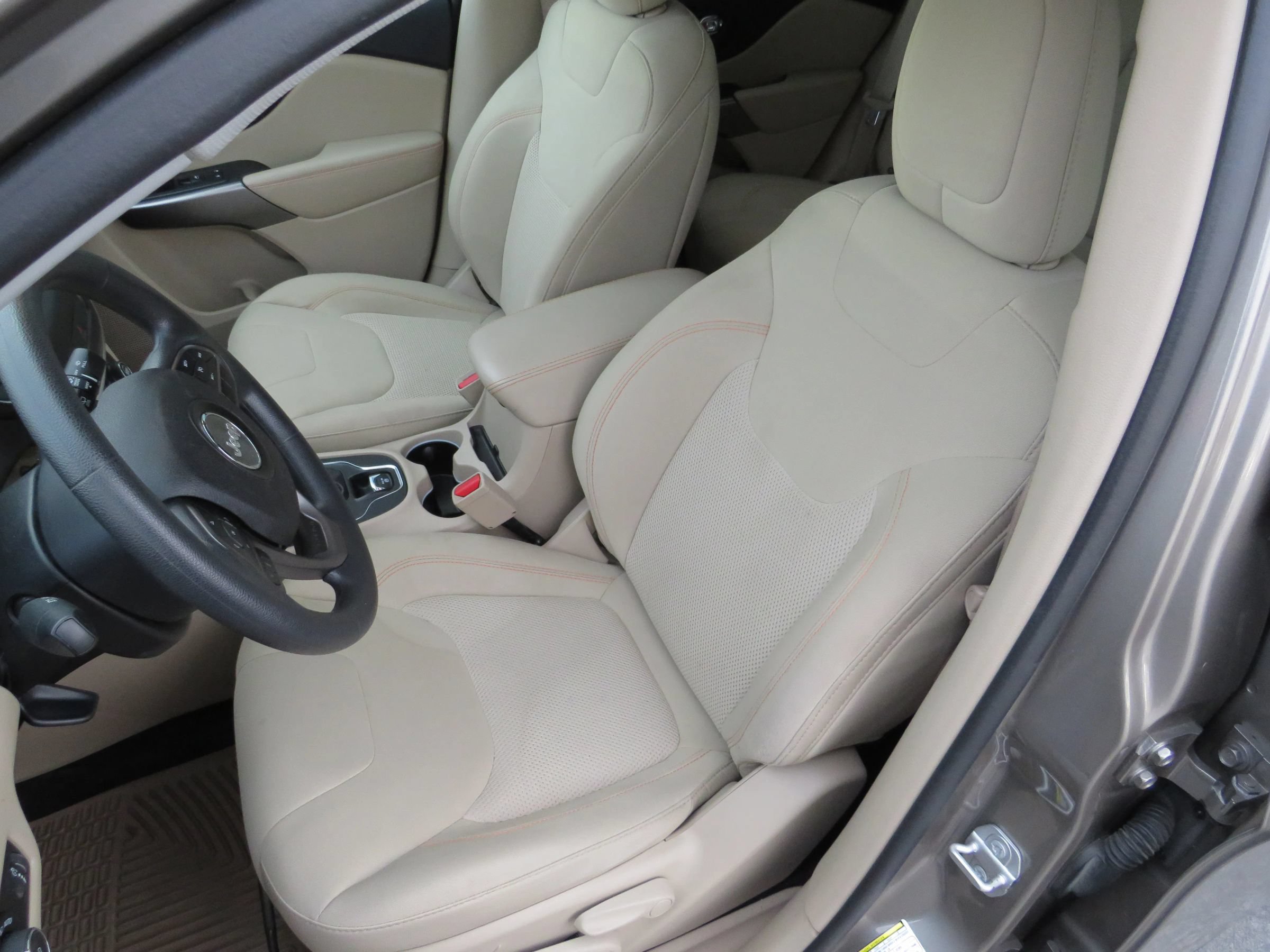 Used 2019 Jeep Cherokee Latitude w/ Popular Appearance Group FWD image 31
