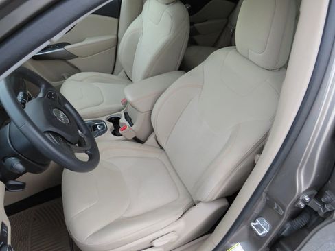 Used 2019 Jeep Cherokee Latitude w/ Popular Appearance Group image 31