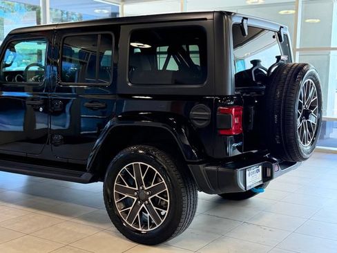 Used 2023 Jeep Wrangler Unlimited Sahara AWD/4WD image 12