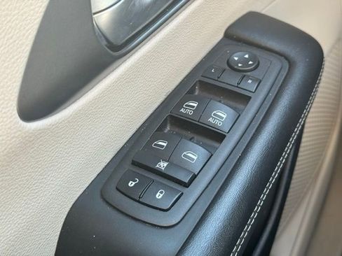 Used 2023 Chrysler Pacifica Touring-L image 23