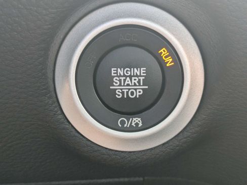 Used 2025 Chrysler Pacifica Select FWD image 26