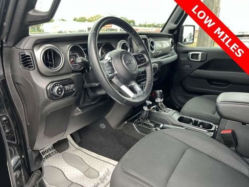 Used 2021 Jeep Gladiator Overland w/ Cold Weather Group AWD/4WD image 11
