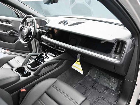 Certified 2026 Porsche Cayenne Coupe AWD/4WD image 23