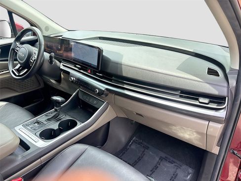 Used 2025 Kia Carnival FWD image 31