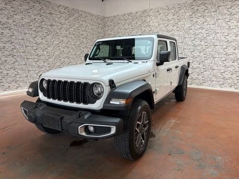 Used 2024 Jeep Gladiator Sport AWD/4WD image 3