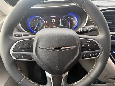 Used 2024 Chrysler Pacifica Touring-L FWD image 17