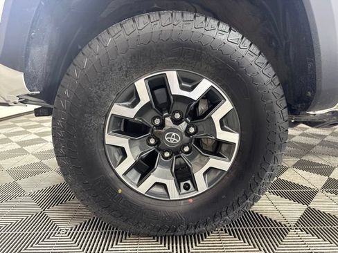 Used 2023 Toyota Tacoma TRD Off-Road w/ Technology Package AWD/4WD image 10