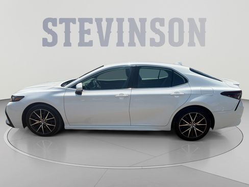 Used 2023 Toyota Camry SE FWD image 2