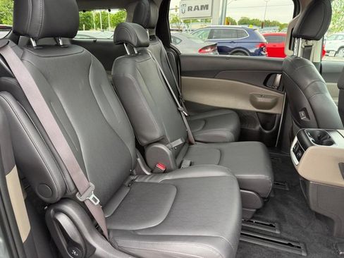 Used 2025 Kia Carnival SX FWD image 7