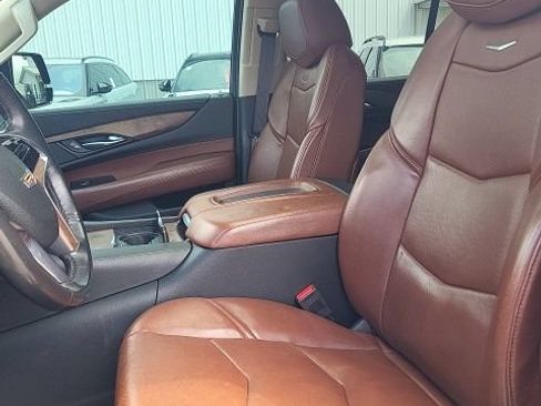 Used 2020 Cadillac Escalade Luxury AWD/4WD image 16