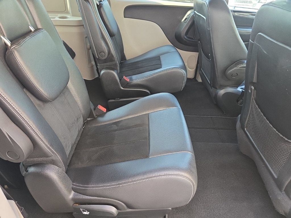 Used 2018 Dodge Grand Caravan SXT w/ Rear Park Assist Package FWD image 23