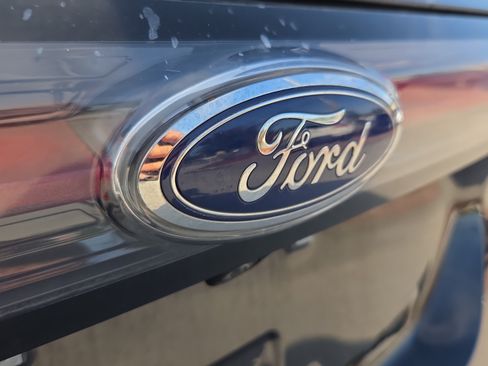 Used 2018 Ford Edge Titanium w/ Ford Safe & Smart Package FWD image 31