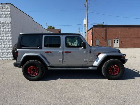 Used 2018 Jeep Wrangler Unlimited Sahara w/ Dual Top Group AWD/4WD image 4